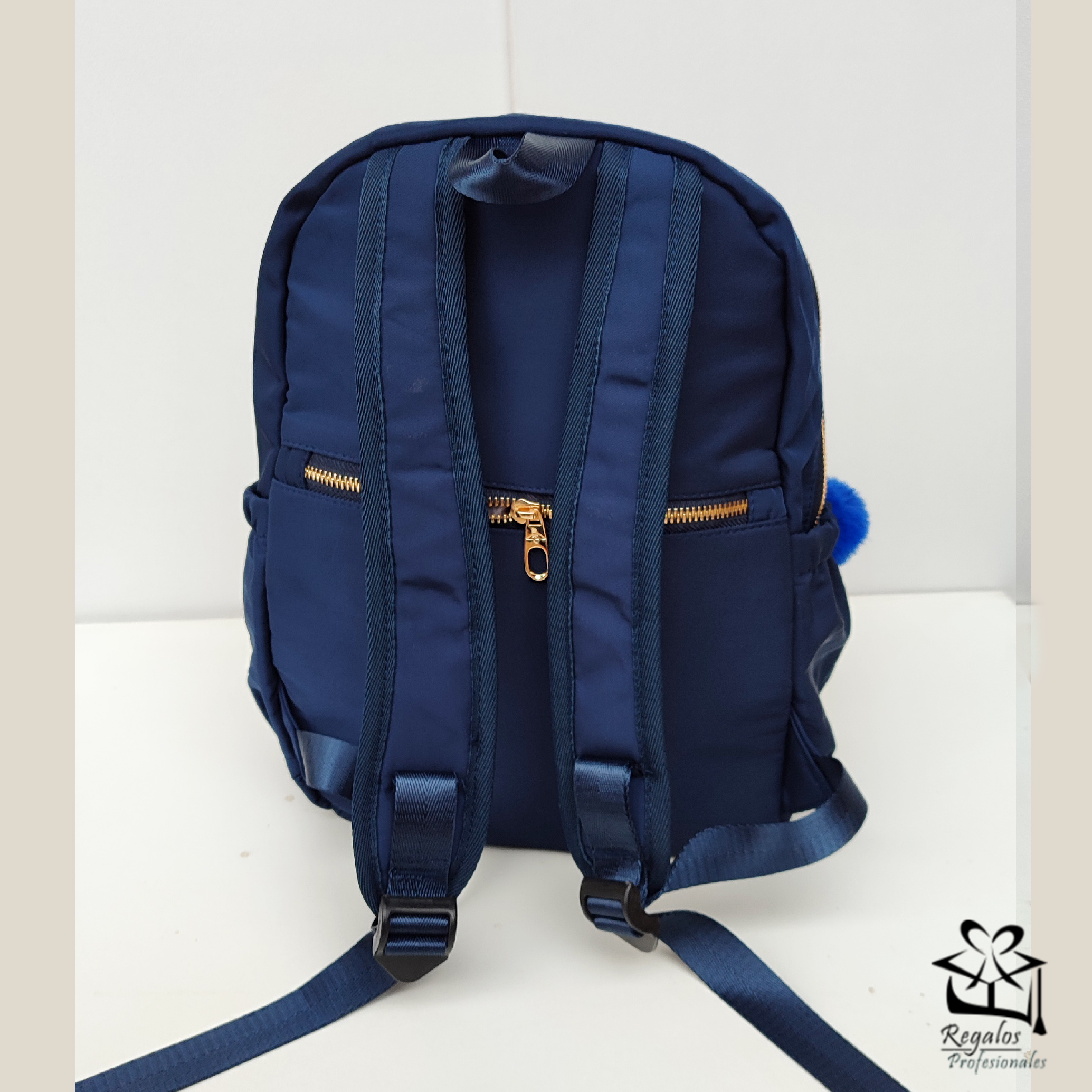 Mochila mediana con aplicaciones doradas - Imagen 3