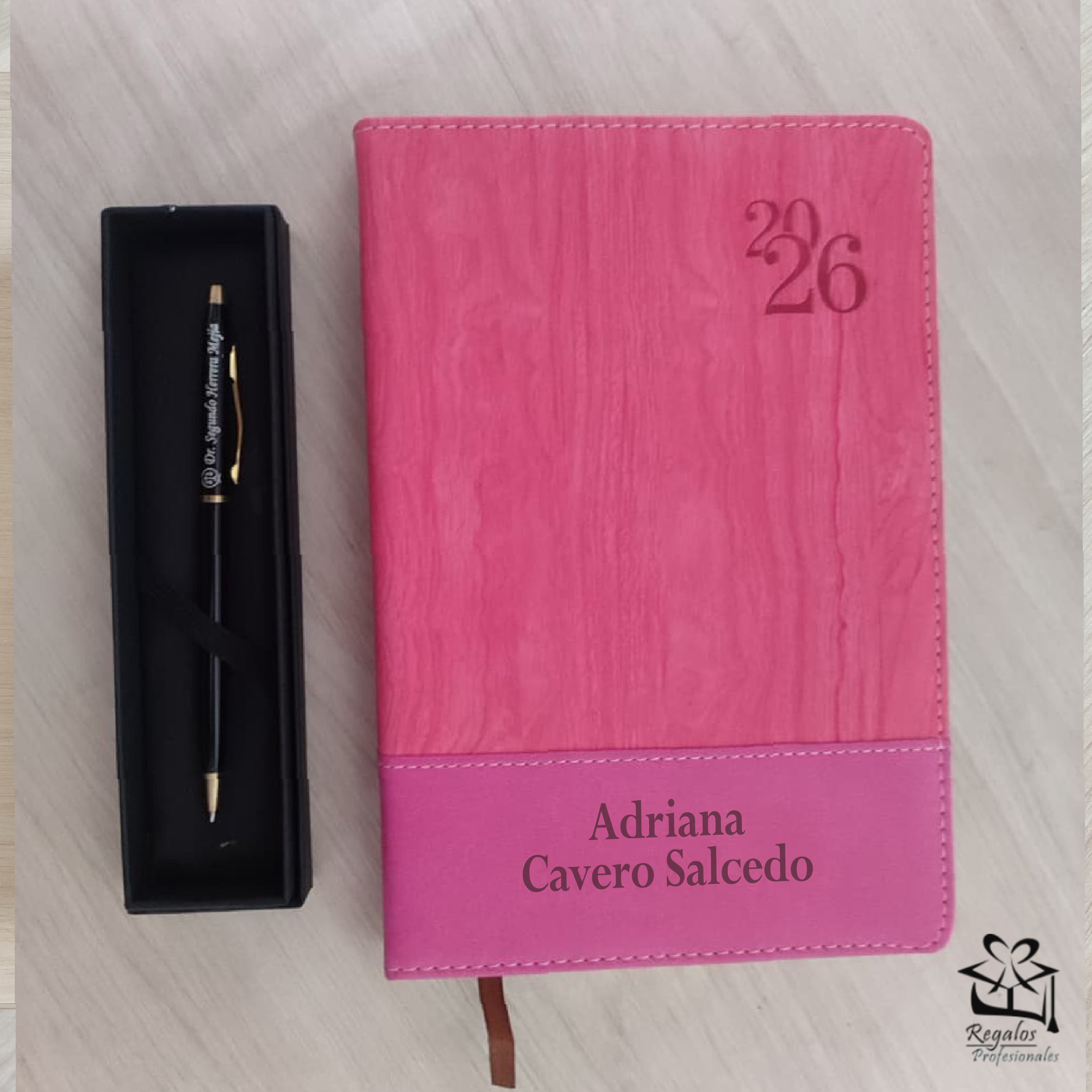 Agenda 2026 y bolígrafo personalizados - Imagen 2