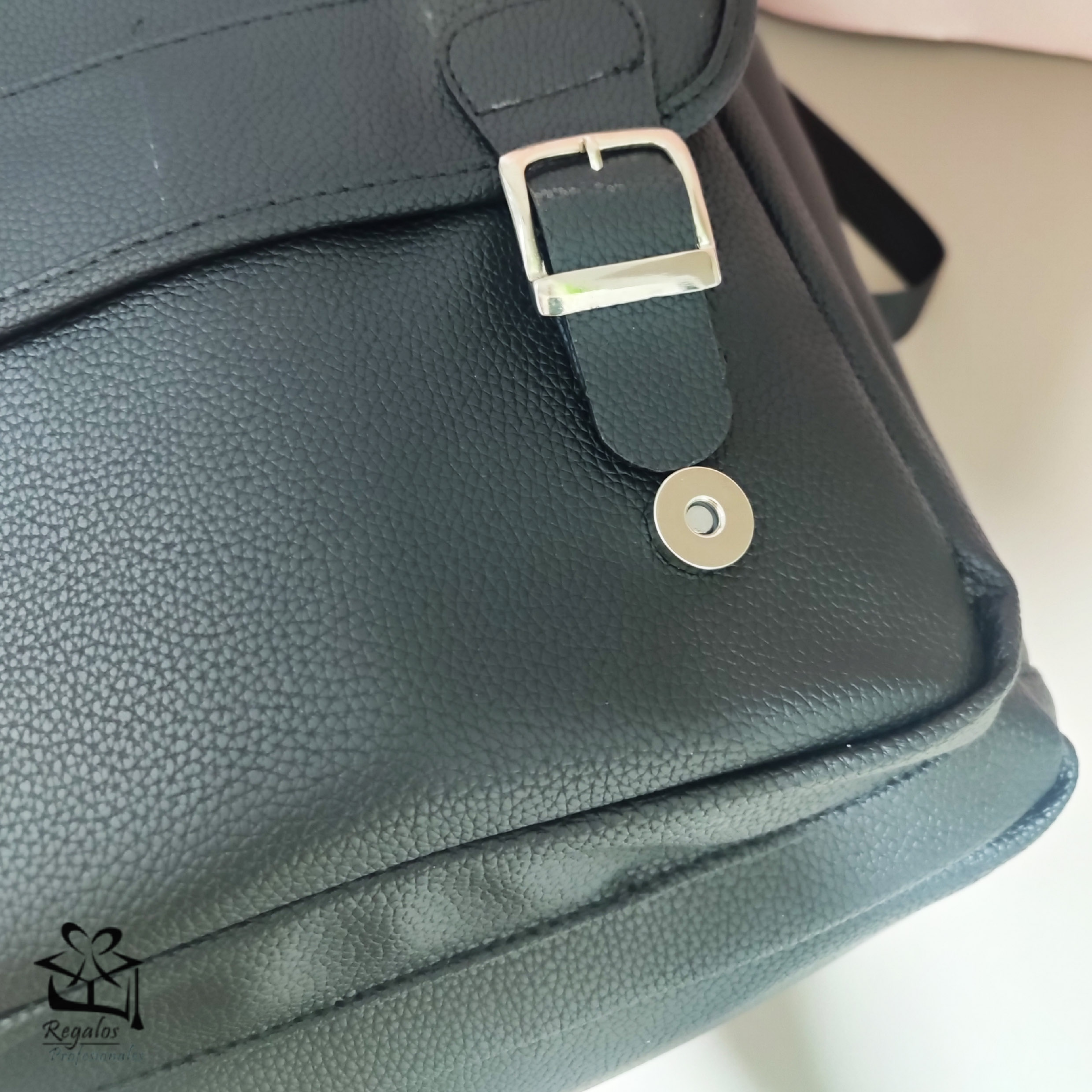 Mochila elegante de biocuero con porta laptop para oficina - Imagen 3