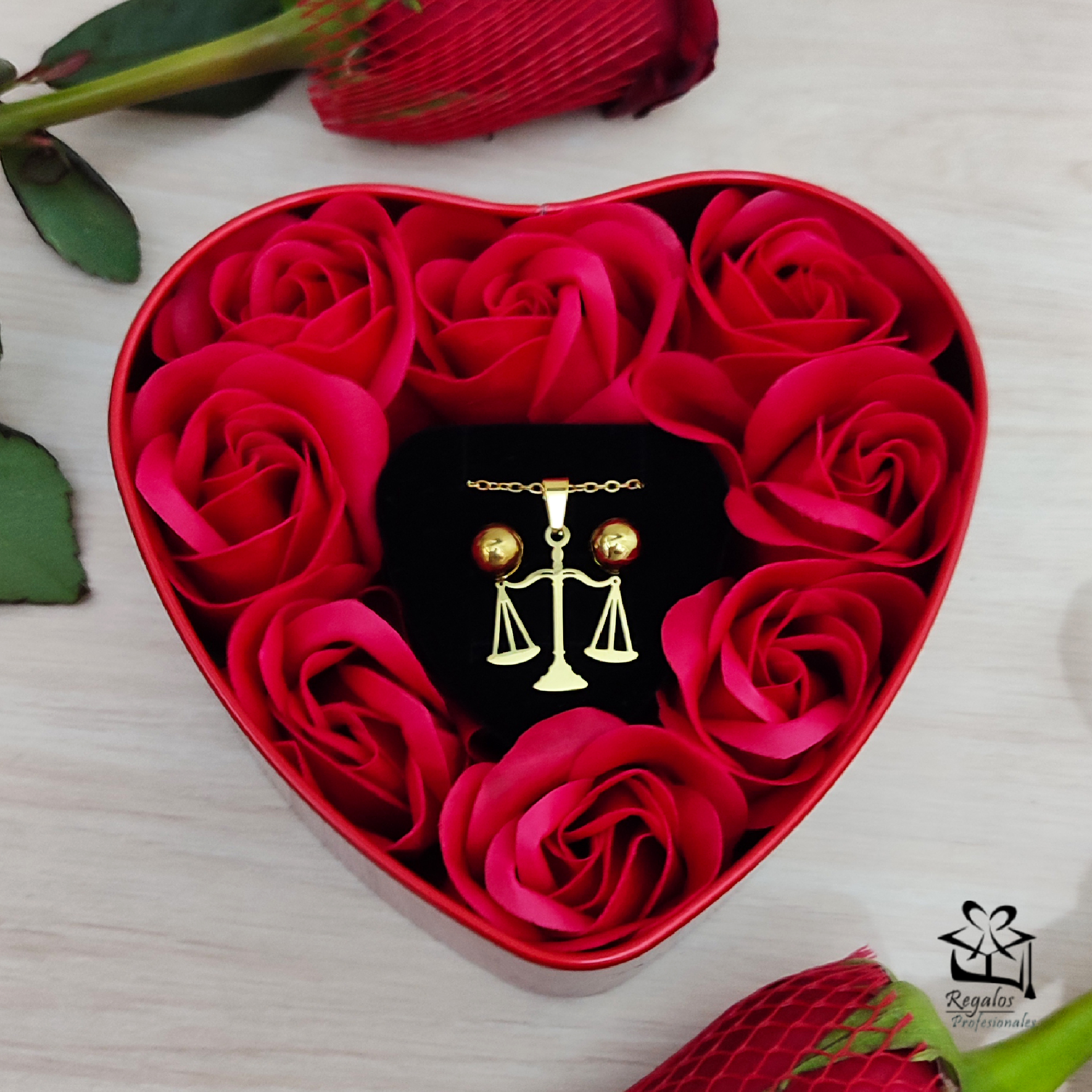Collar abogada con estuche corazón
